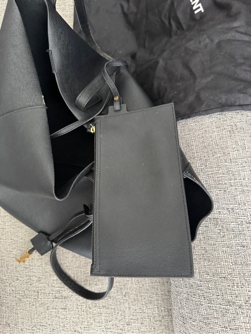 Saint Laurent Shopping Tote Bag in Black Leather - Picture 8 of 16